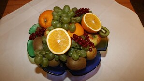 Une composition de fruits sur une nappe blanche.