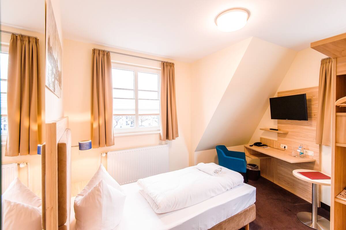 Classic Single Room | Living area | Flat-screen TV