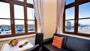 Classic Studio, 1 Bedroom, Non Smoking, Kitchen | Living area | Flat-screen TV - Hotel Am Alten Hafen (Wismar)