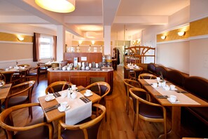 Päivittäinen buffetaamiainen (15 EUR per henkilö)