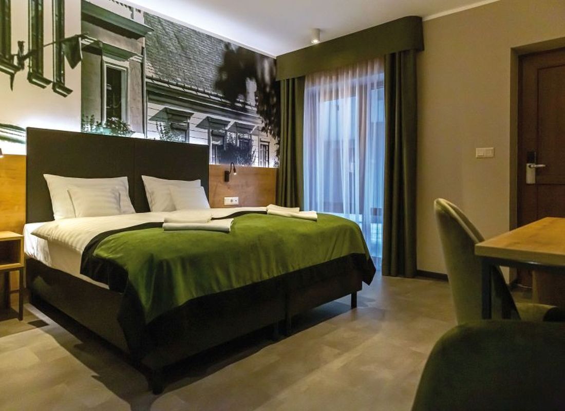 Business Double Room | Minibar, in-room safe, desk, laptop workspace