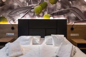 Minibár, széf a szobában és íróasztal