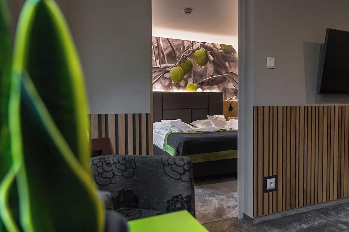 Minibar, caja de seguridad en la habitación y escritorio