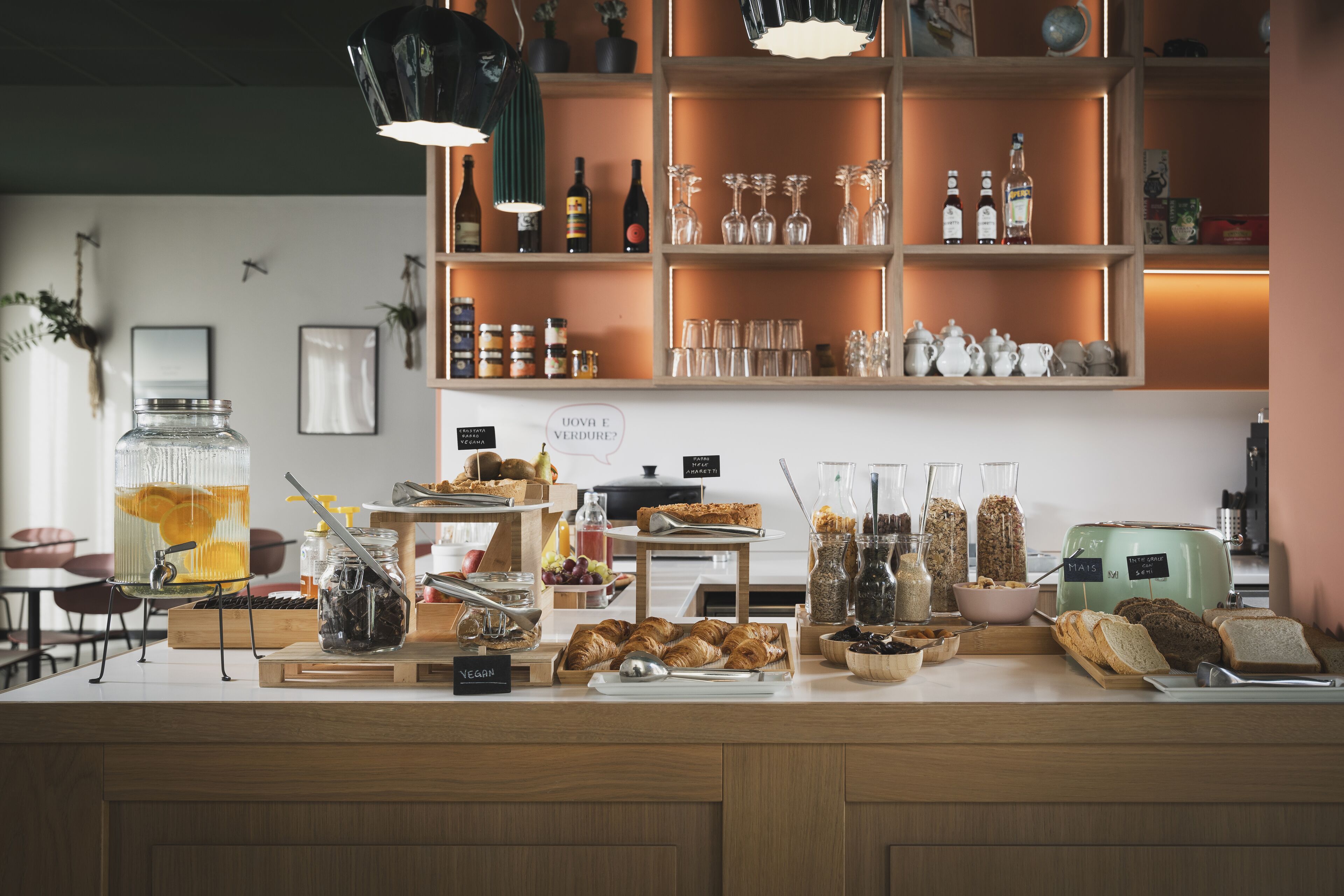 每日供應吃到飽早餐 (每人 EUR13)