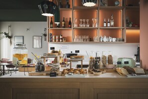 每日供應自助早餐 (每人 EUR13)