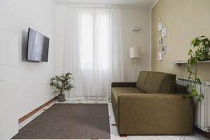 Apartment, 1 Bedroom, Kitchen | Living area