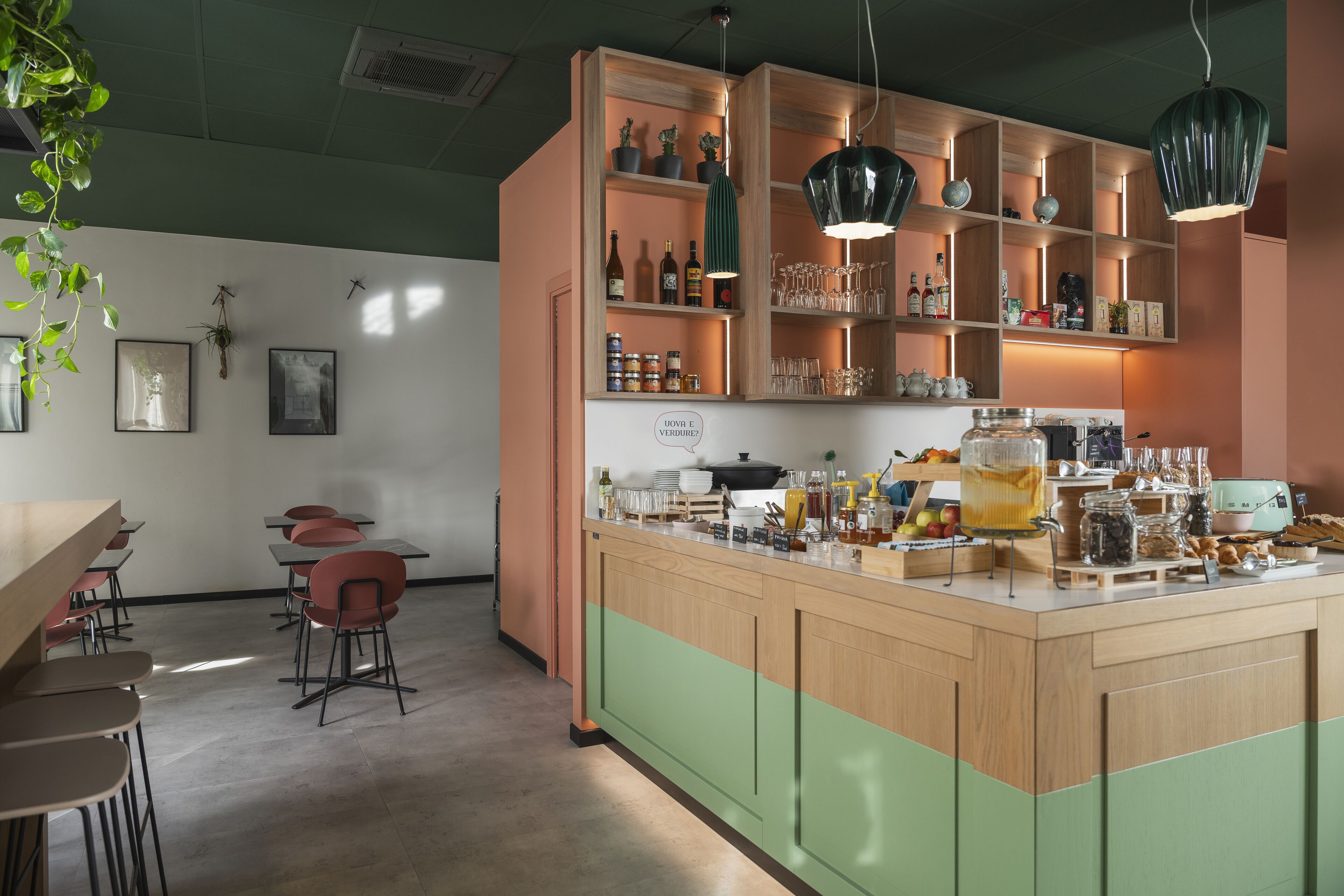 Una cocina moderna con una isla central, estantes de madera y lámparas colgantes.