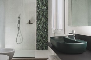 Junior Room | Bathroom | Shower, rainfall showerhead, free toiletries, hair dryer - Al Ponticello Room & Breakfast (Comacchio)