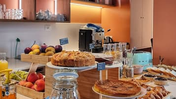 Un bufé de desayuno con diferentes opciones de comida y una máquina de café.