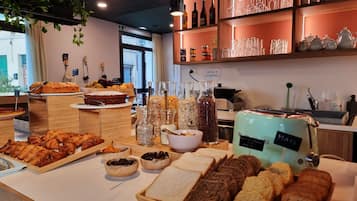 Frukostbuffé varje dag (EUR 9 per person)