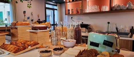 Tägliches Frühstücksbuffet (13 EUR pro Person)