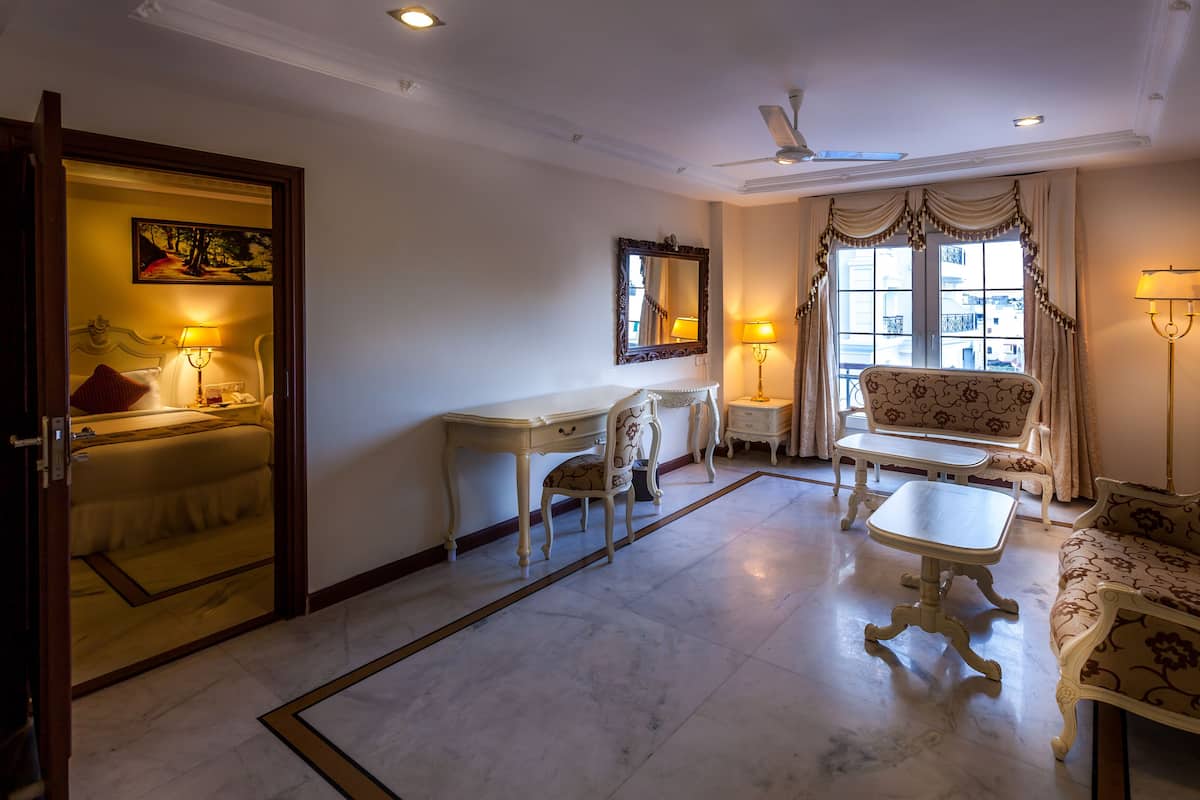 Junior Suite | 1 bedroom, premium bedding, minibar, in-room safe