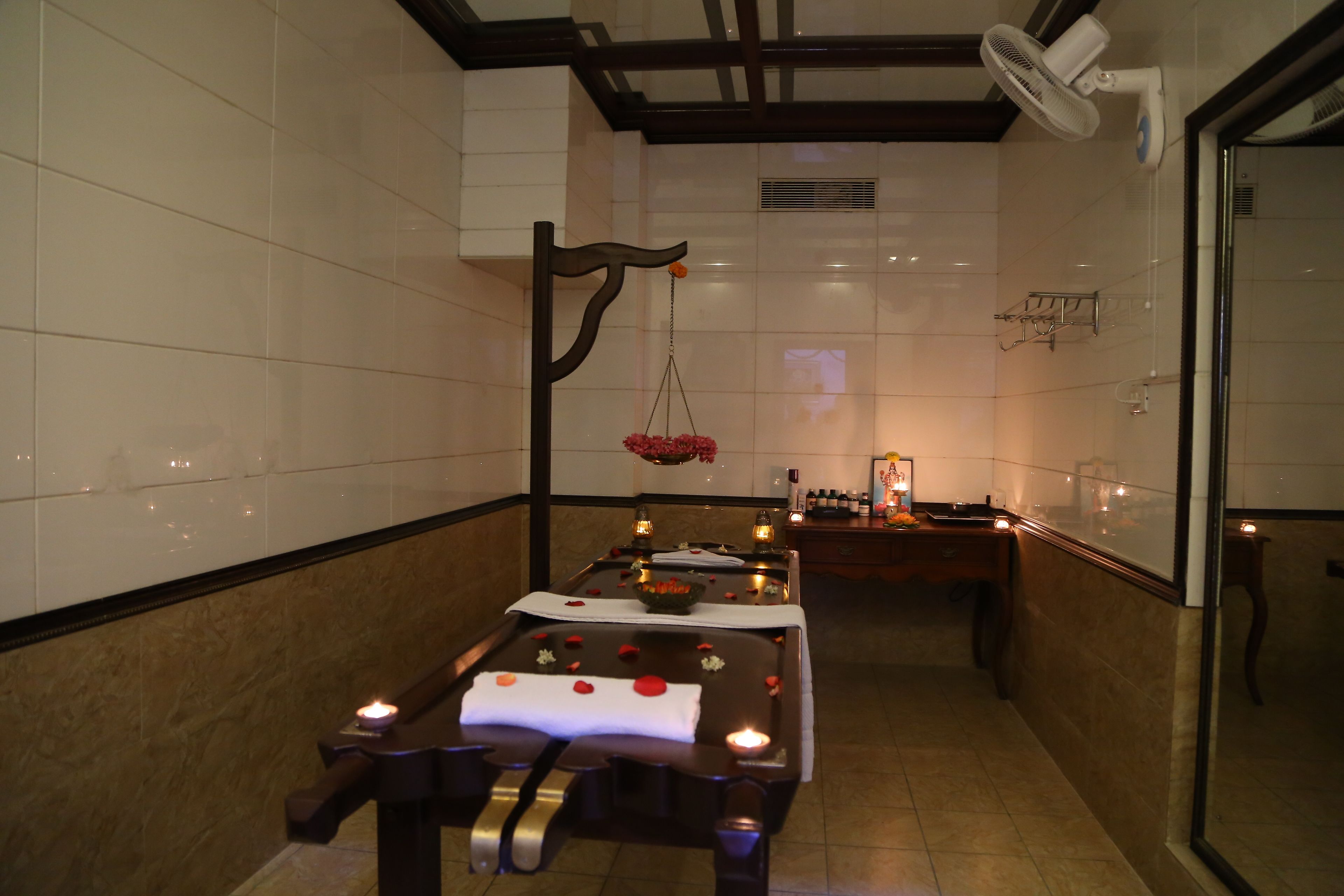 Sauna, dampbad, kropsbehandlinger, Ayurvedic-behandlinger