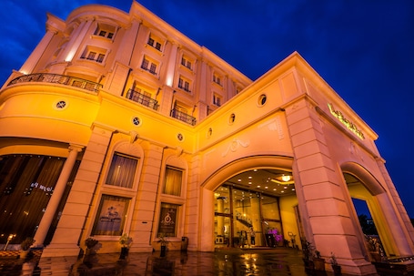 Exterior. Hotel Le Royal Park