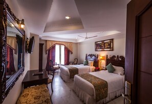 Suite ejecutiva, vista a la alberca | 1 habitación, ropa de cama de alta calidad y minibar 