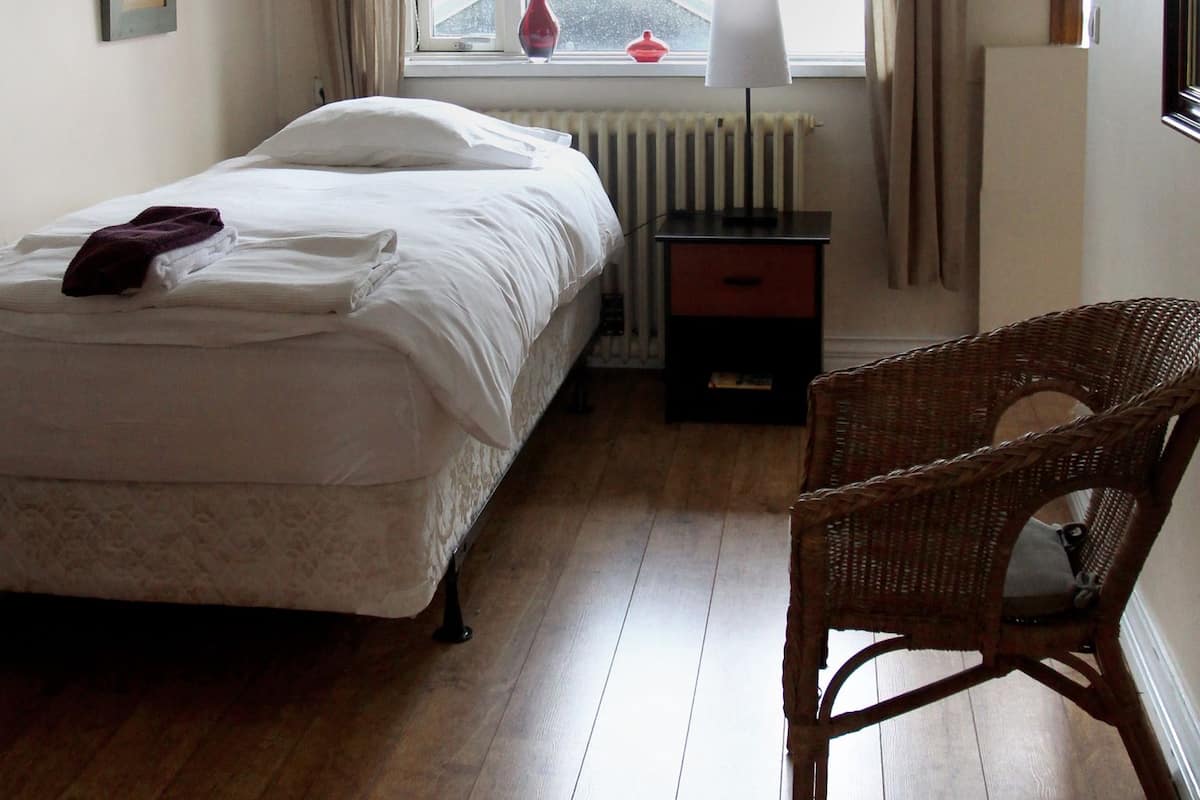 Cortinas blackout, wifi gratis y ropa de cama