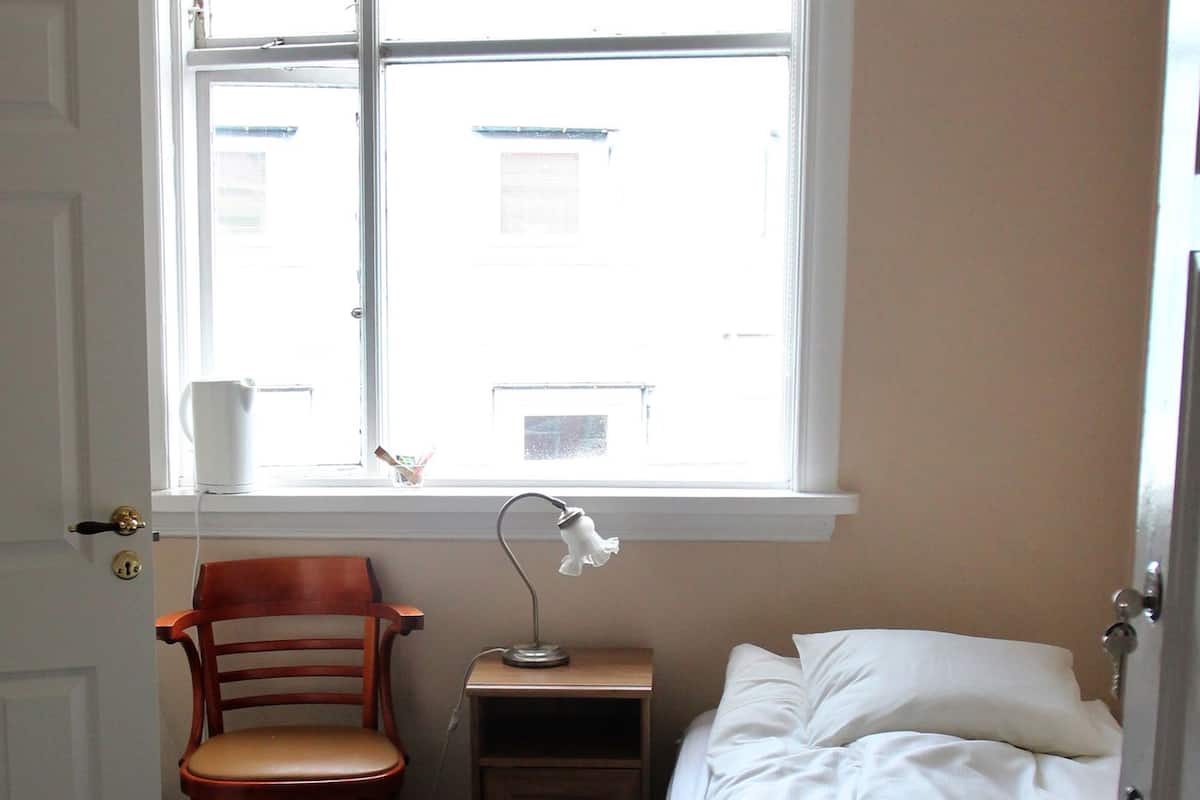 Cortinas blackout, wifi gratis y ropa de cama