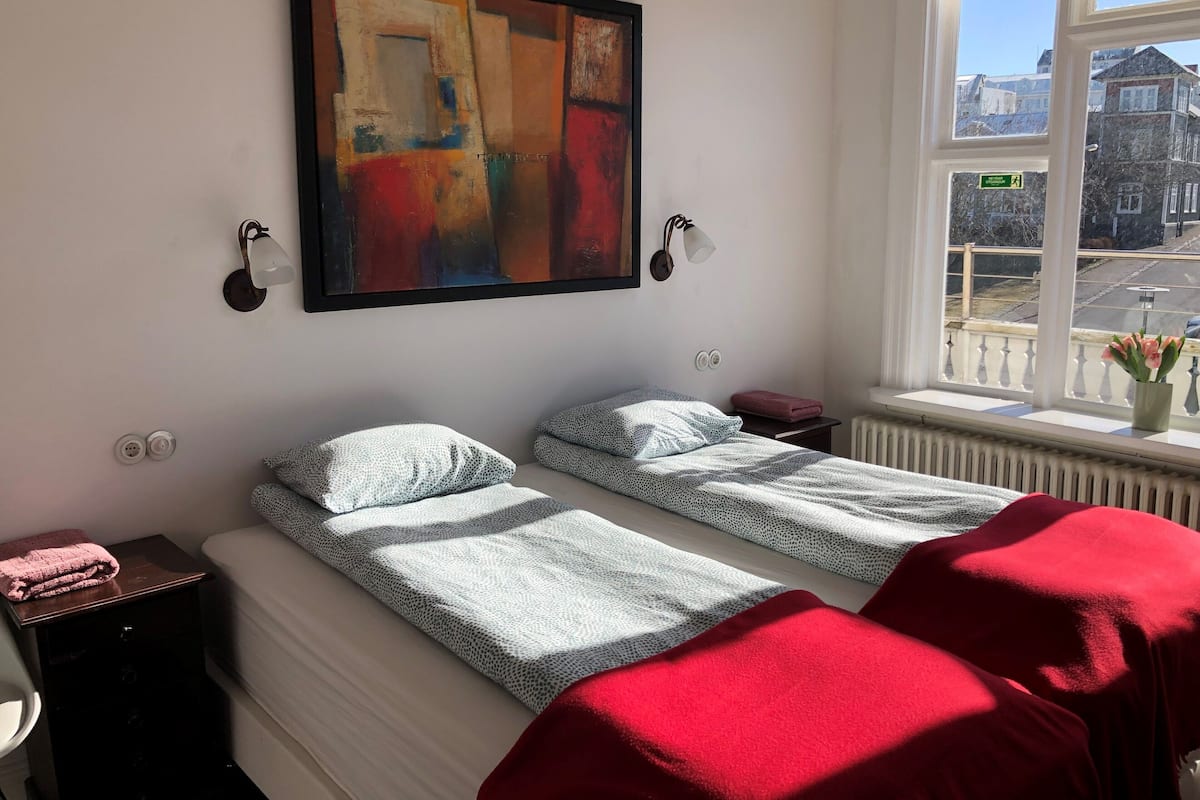 Cortinas blackout, wifi gratis y ropa de cama