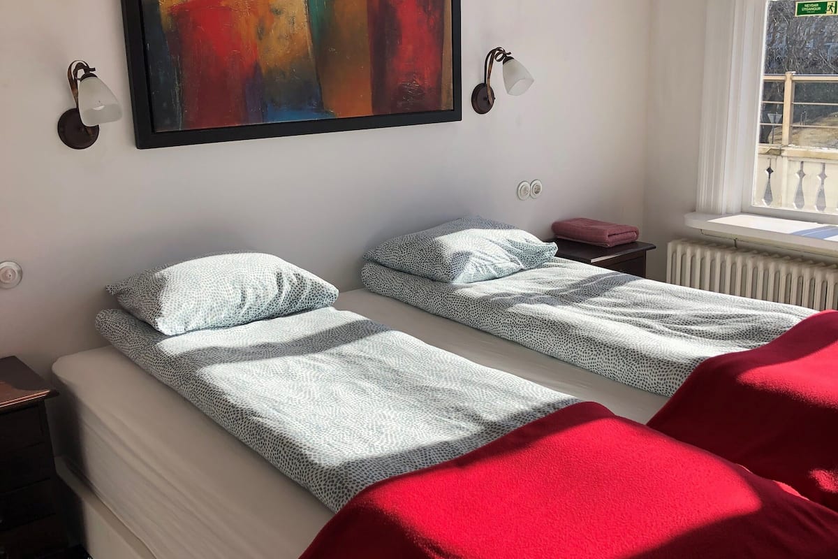 Cortinas blackout, wifi gratis y ropa de cama
