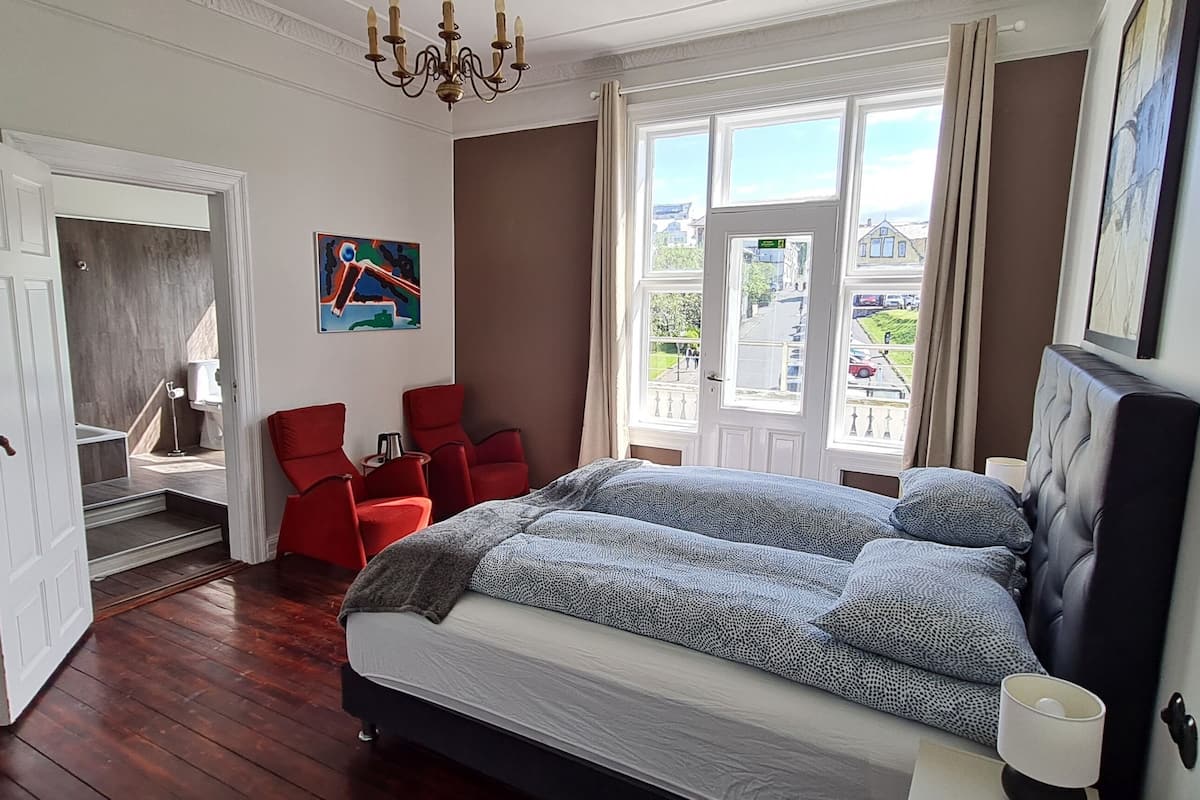 Cortinas blackout, wifi gratis y ropa de cama