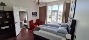 Habitación Deluxe doble, balcón, vistas a la ciudad (Self Check-in) | Cortinas opacas, wifi gratis, ropa de cama