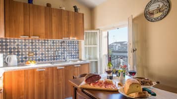 apartman, 2 hálószobával, kilátással a tengerre | Privát konyha | Nagyméretű hűtő/fagyasztó, mikrohullámú sütő, főzőlap és kávéfőző
