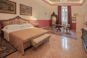 Luxury Suite | Egyptian cotton sheets, premium bedding, memory foam beds, minibar