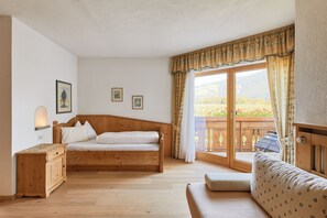 Habitación triple | Ropa de cama hipoalergénica, minibar, caja fuerte