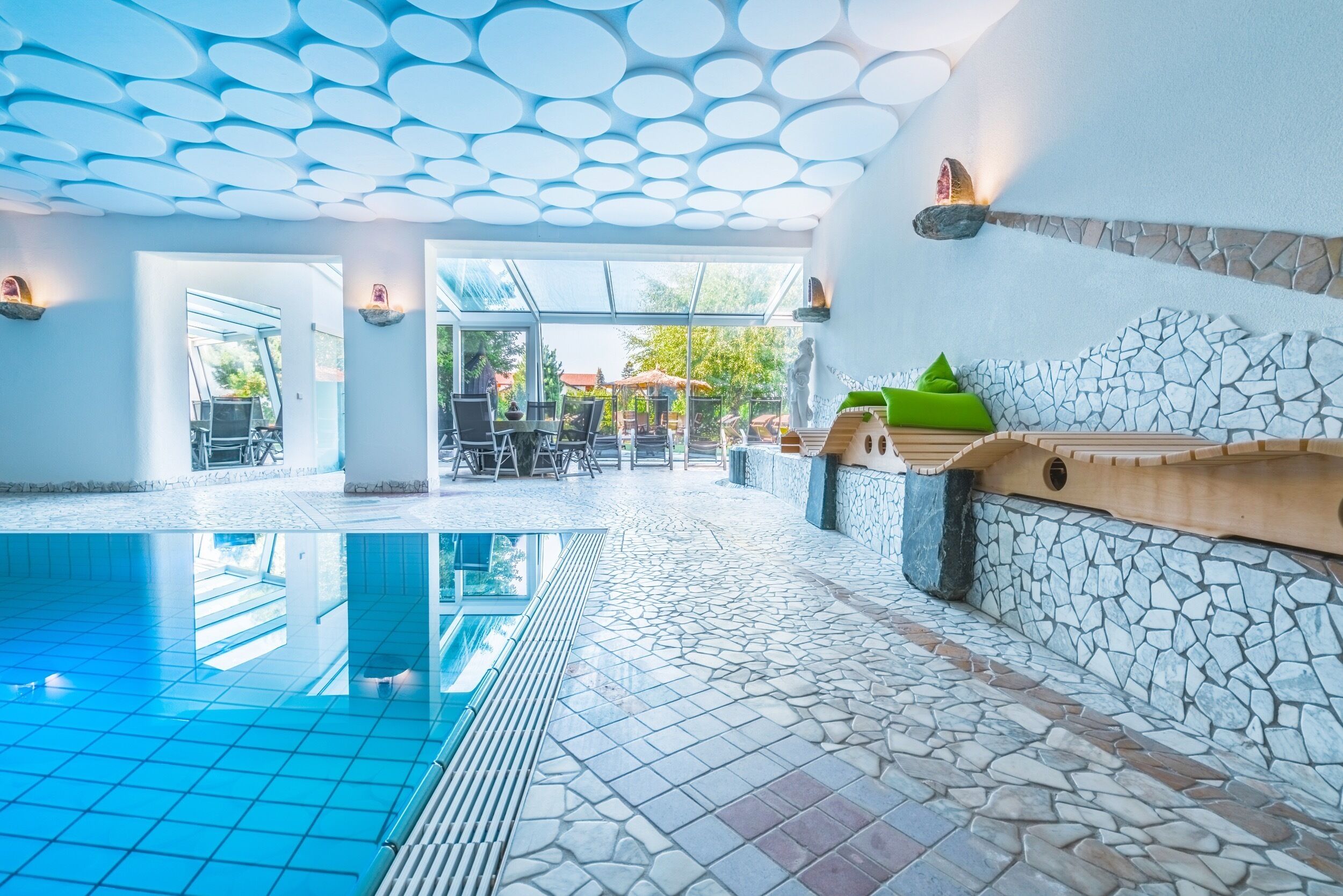 Piscine couverte, parasols de plage, chaises longues