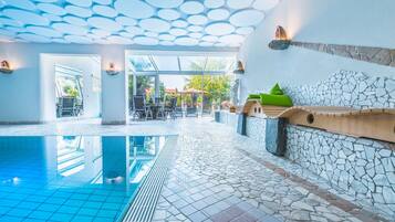 Piscine couverte, parasols de plage, chaises longues