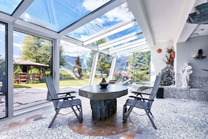 Piscina coperta, ombrelloni da piscina, lettini