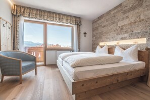 Signature dubbelrum | Allergitestade sängkläder, minibar och värdeförvaringsskåp på rummet