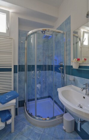 Dusche, kostenlose Toilettenartikel, Haartrockner, Bidet