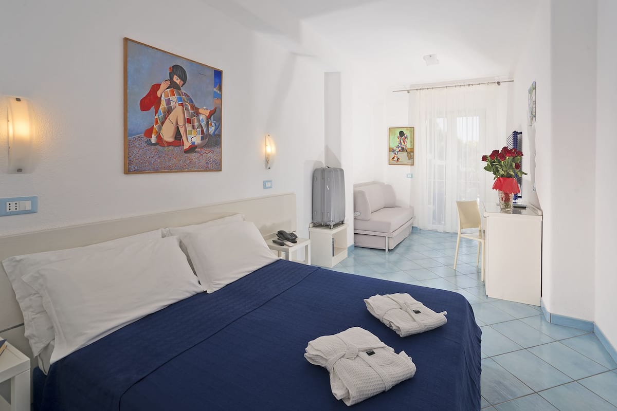 Egyptian cotton sheets, premium bedding, minibar, in-room safe