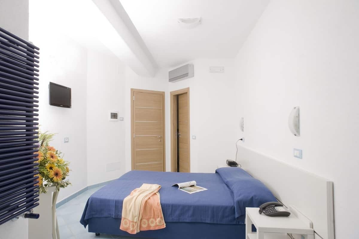 Egyptian cotton sheets, premium bedding, minibar, in-room safe