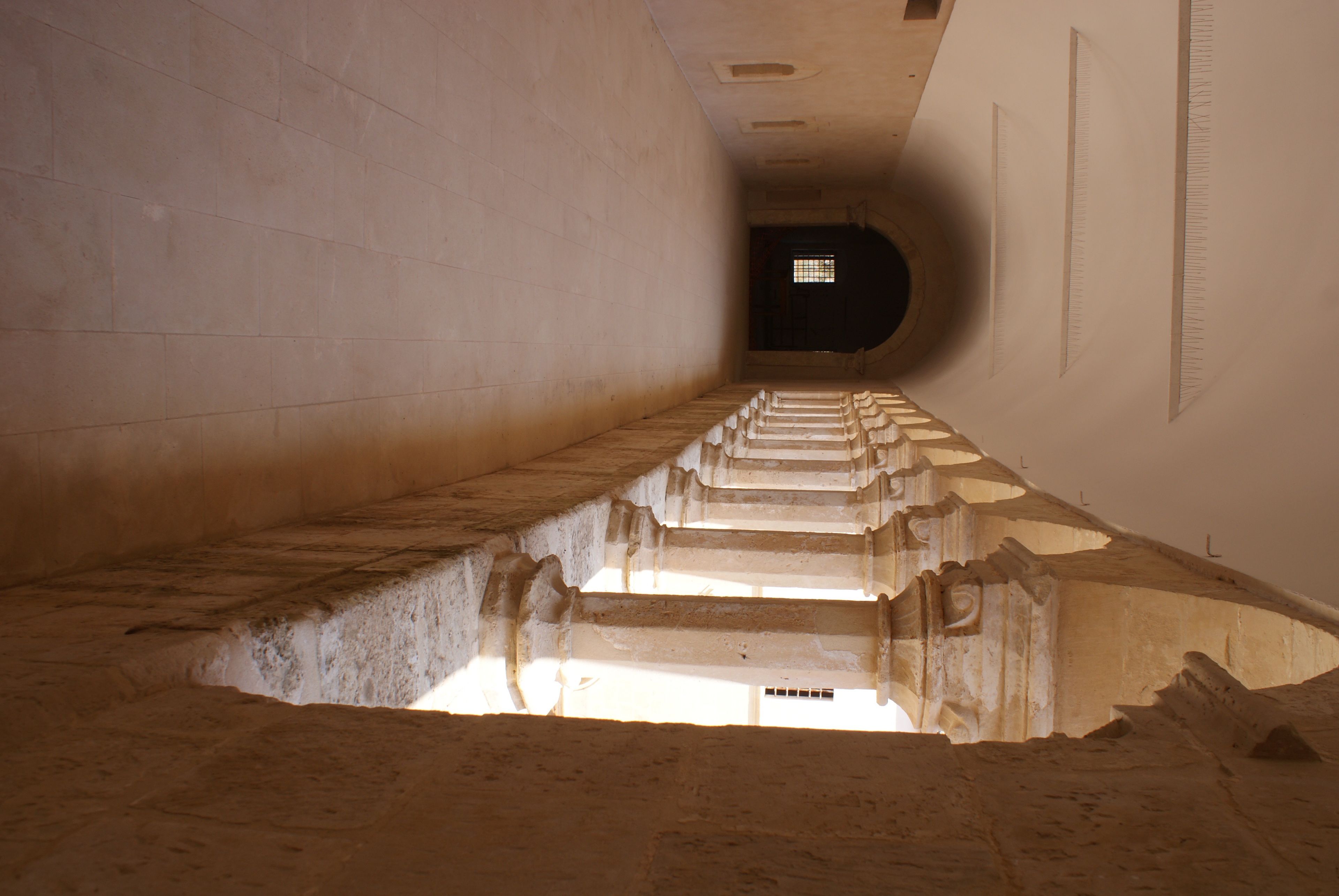 Una escalera de piedra que conduce a un umbral oscuro.