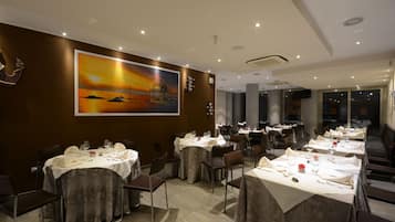 Frühstück, Mittagessen, Abendessen, lokale Küche