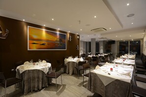 Frühstück, Mittagessen, Abendessen, lokale Küche 