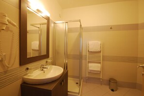 Shower, free toiletries, bidet, towels - Kiara Residence (Giulianova)