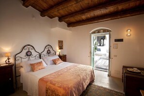 Premium bedding, down duvets, minibar, desk - Tenuta Cammarana (Ragusa)