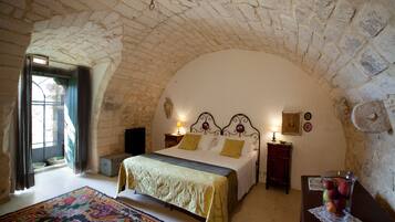 Comfort-Zimmer | Hochwertige Bettwaren, Daunenbettdecken, Minibar, Schreibtisch