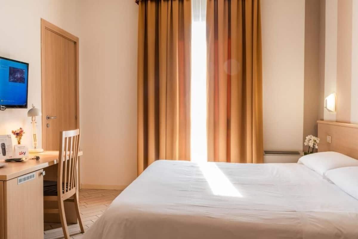 Phòng đôi | Minibar với thức ăn, đồ uống miễn phí, két bảo mật tại phòng, bàn 