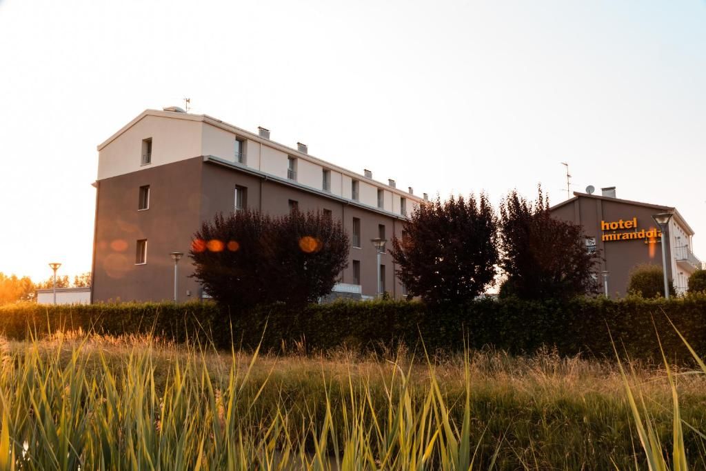 Un edificio hotel con facciata piatta, numerose finestre e una insegna che indica che si tratta di un albergo.