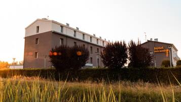 Un edificio hotel con facciata piatta, numerose finestre e una insegna che indica che si tratta di un albergo.