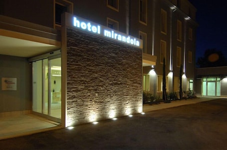 Fachada de la propiedad por la tarde o noche. Hotel Mirandola