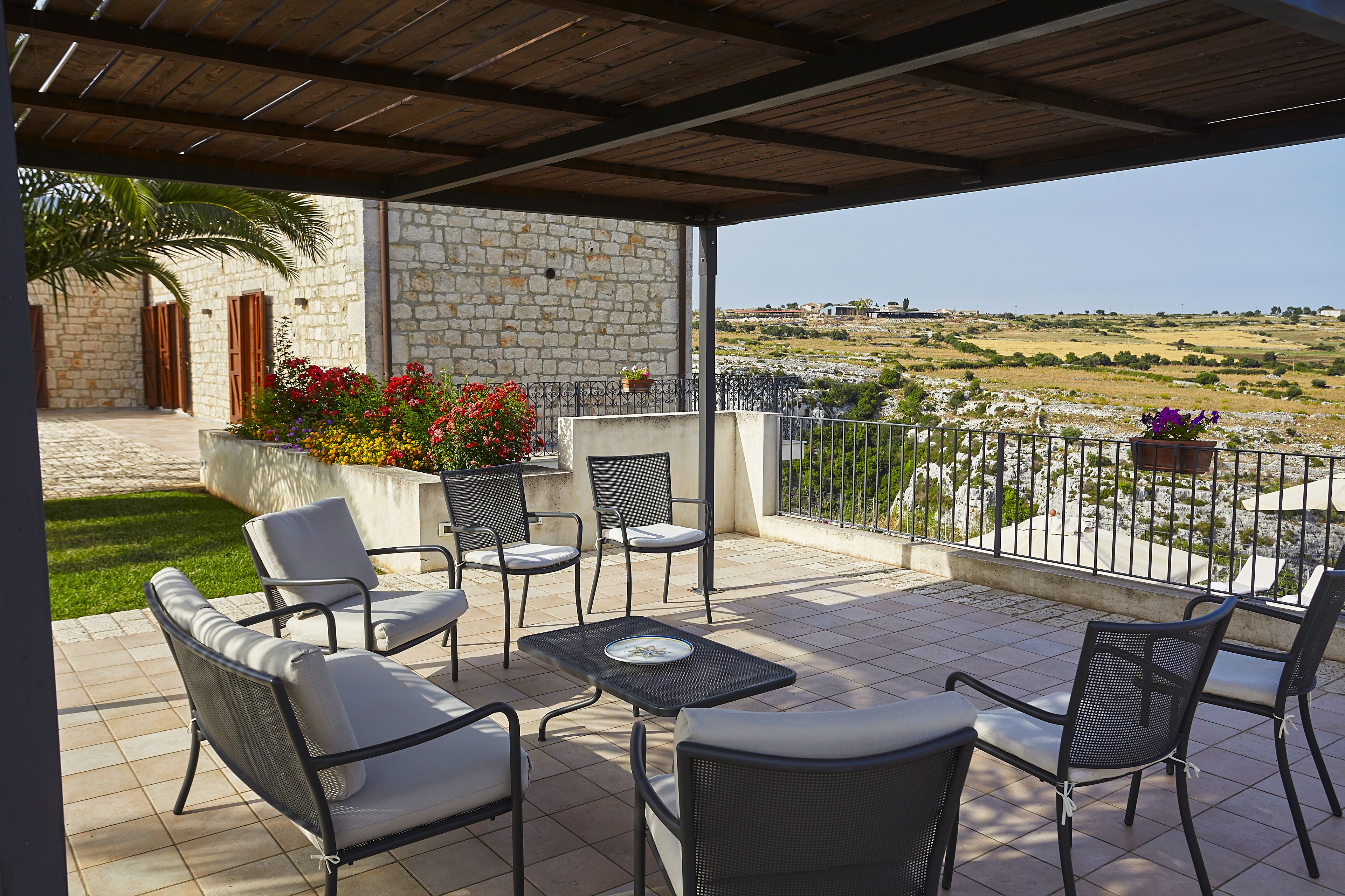 Une terrasse extérieure avec des sièges et une vue sur la campagne.