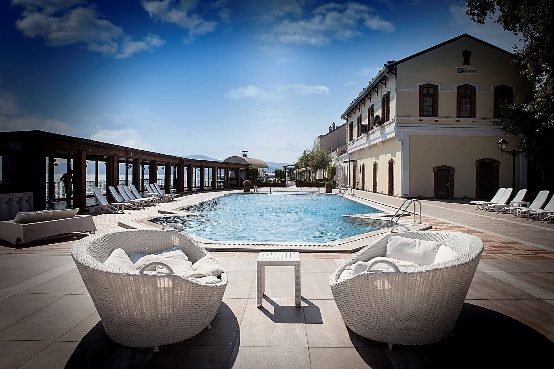 Una piscina al aire libre