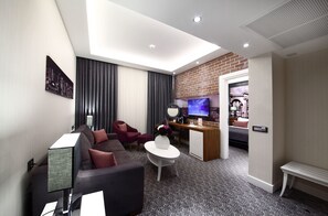 Suite | Wohnzimmer | 40-Zoll-LED-Fernseher mit Satellitenempfang, Fernseher