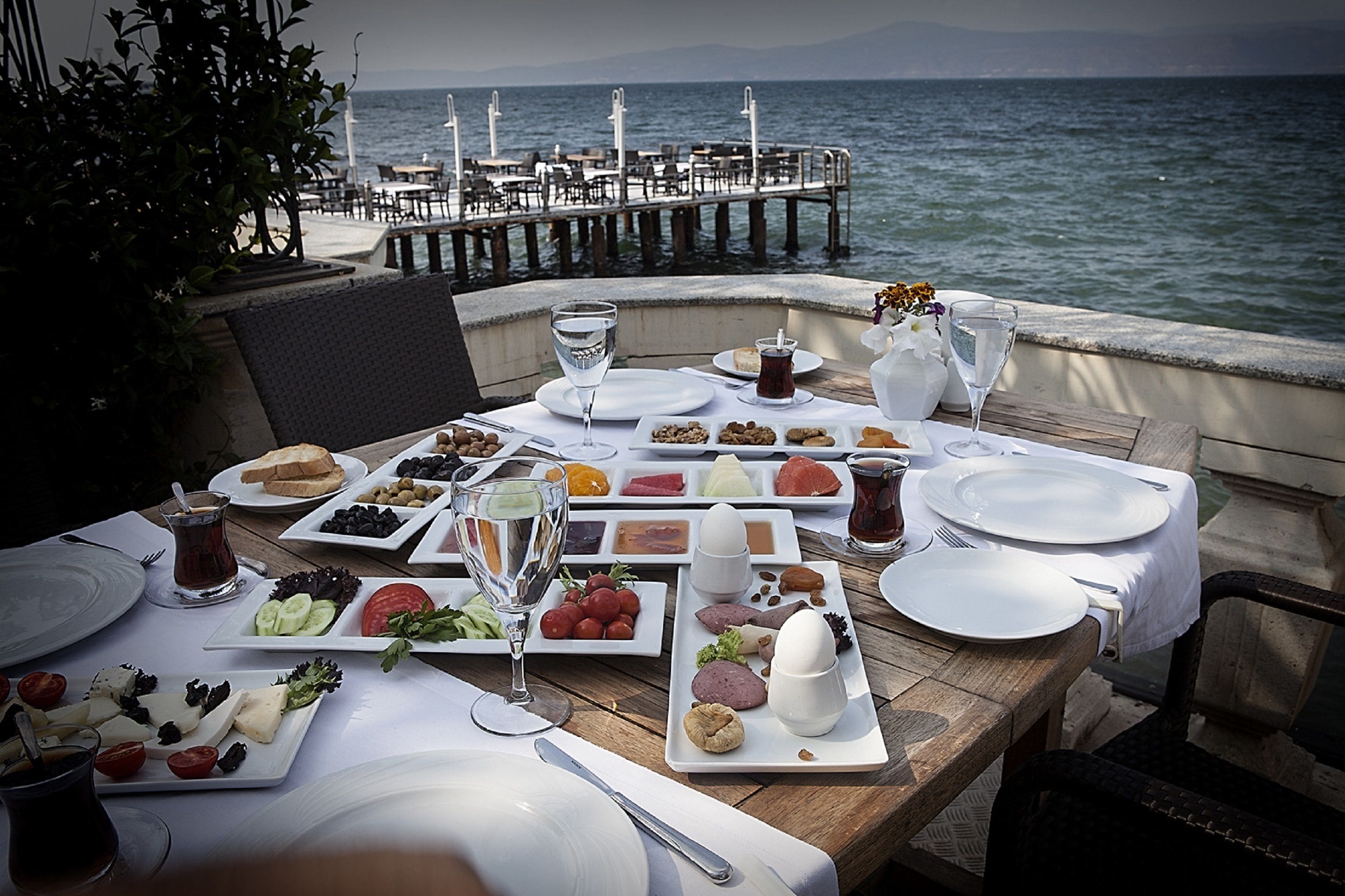 供应早餐、午餐和晚餐，国际美食