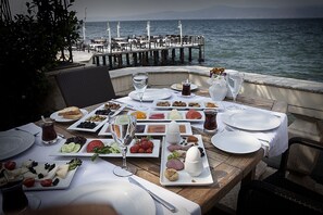 Breakfast, lunch, dinner served; international cuisine  - Montania Special Class Hotel (Mudanya)